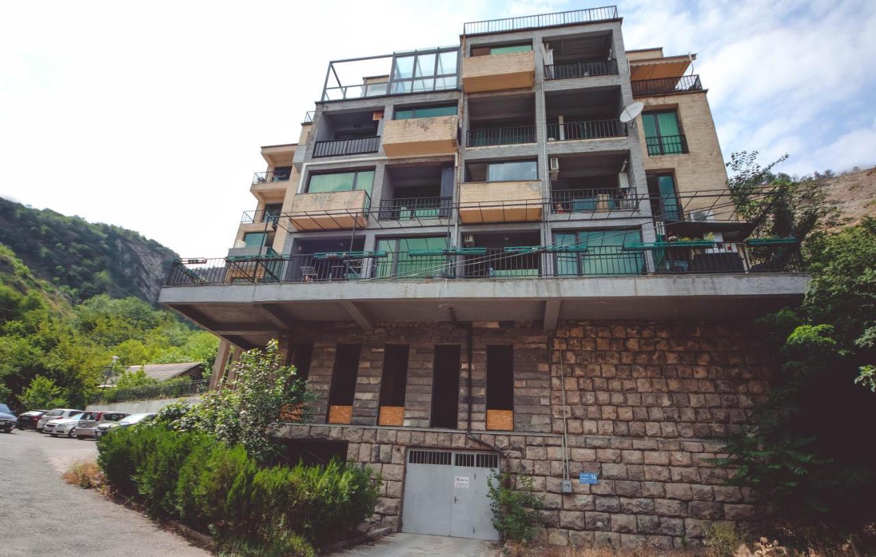 Under The Mountain Appartement Tbilisi Buitenkant foto